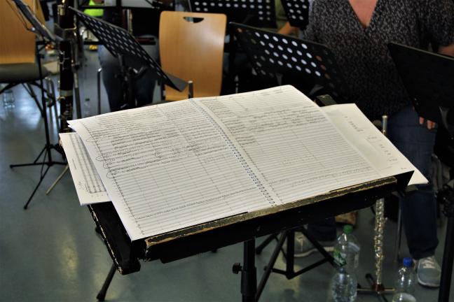 Dirigent Renold Quade meisterte das Ineinandergreifen komplexer musikalischer Strukturen.