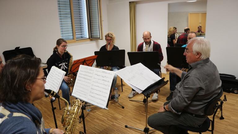 Der Saxophonsatz bei der Arbeit mit Dirigent Renold Quade.