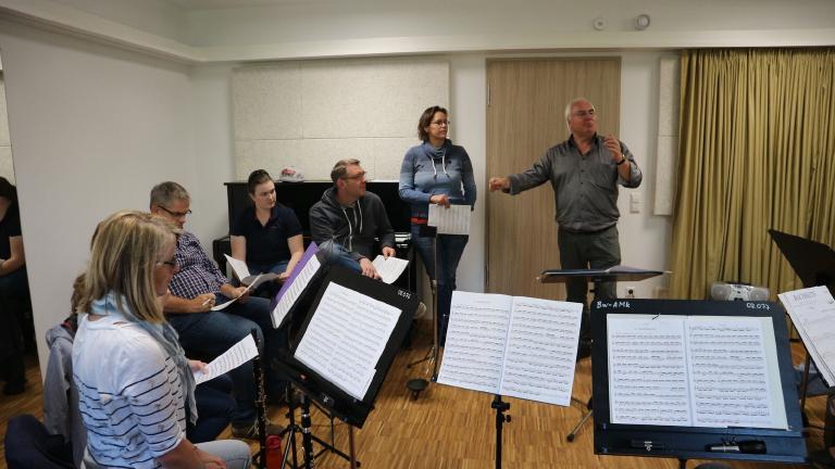 Klarinetten-, Horn- und Saxophonregister bereiten sich zusammen vor.